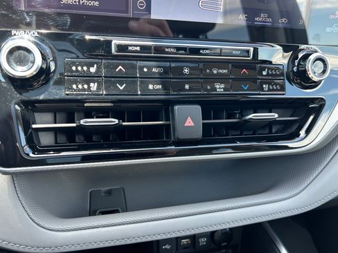 Certified 2021 Toyota Highlander Platinum AWD/4WD image 32