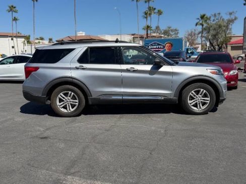 Used 2020 Ford Explorer XLT image 2