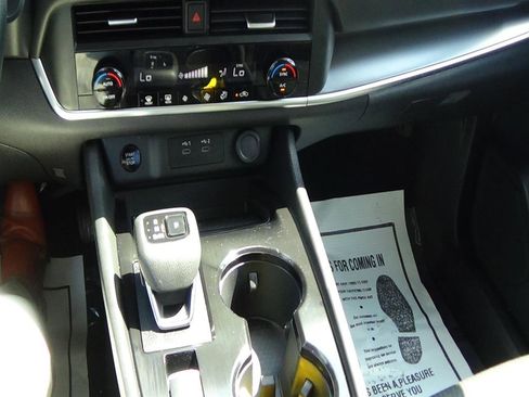 Used 2024 Nissan Rogue SV image 23