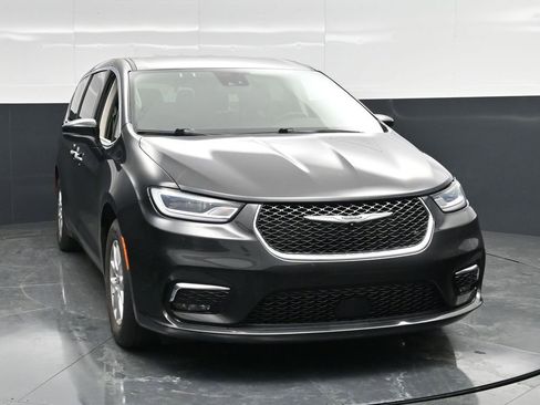 Used 2023 Chrysler Pacifica Touring-L FWD image 8
