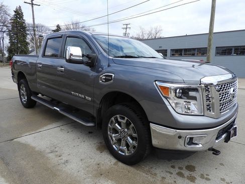 Used 2018 Nissan Titan SL w/ Chrome Package AWD/4WD image 13