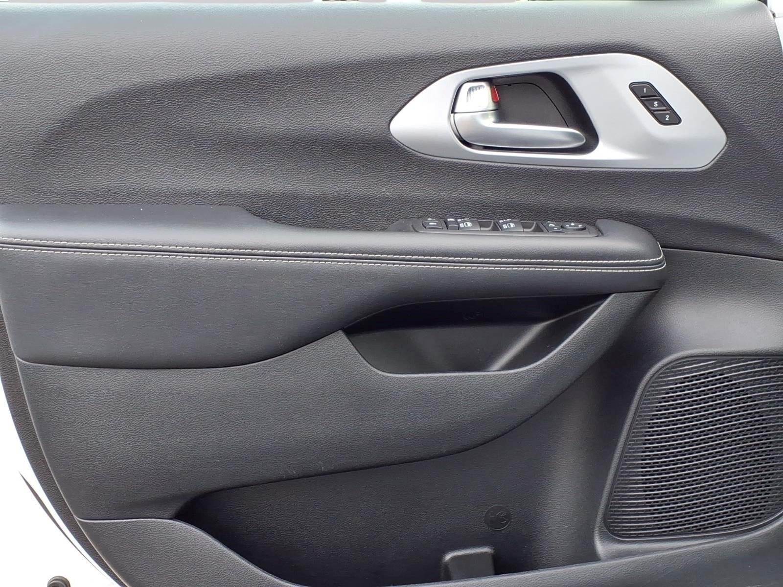 Used 2025 Chrysler Pacifica Limited FWD image 13