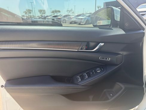 Used 2018 Honda Accord Touring image 11