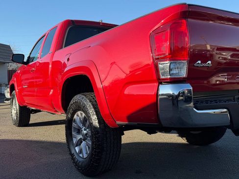 Used 2016 Toyota Tacoma TRD Sport image 90