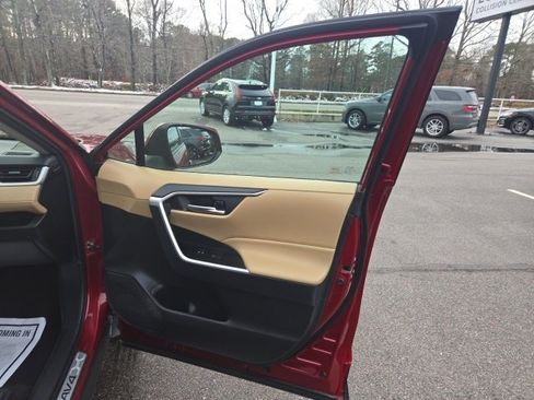 Used 2021 Toyota RAV4 XLE Premium image 14