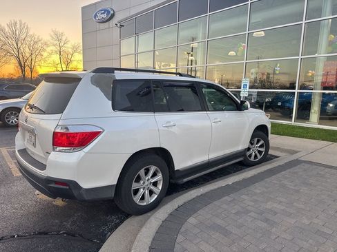 Used 2011 Toyota Highlander SE w/ Tow Pkg image 3