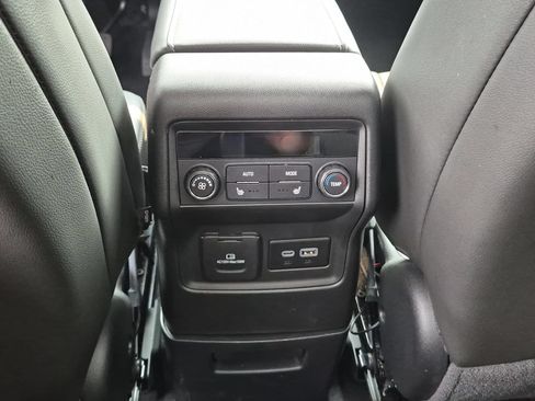 Certified 2023 GMC Acadia SLT w/ Technology Package FWD image 20