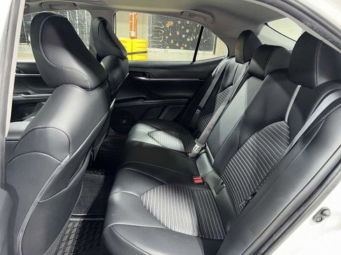 Used 2020 Toyota Camry SE w/ Sunroof Package FWD image 17