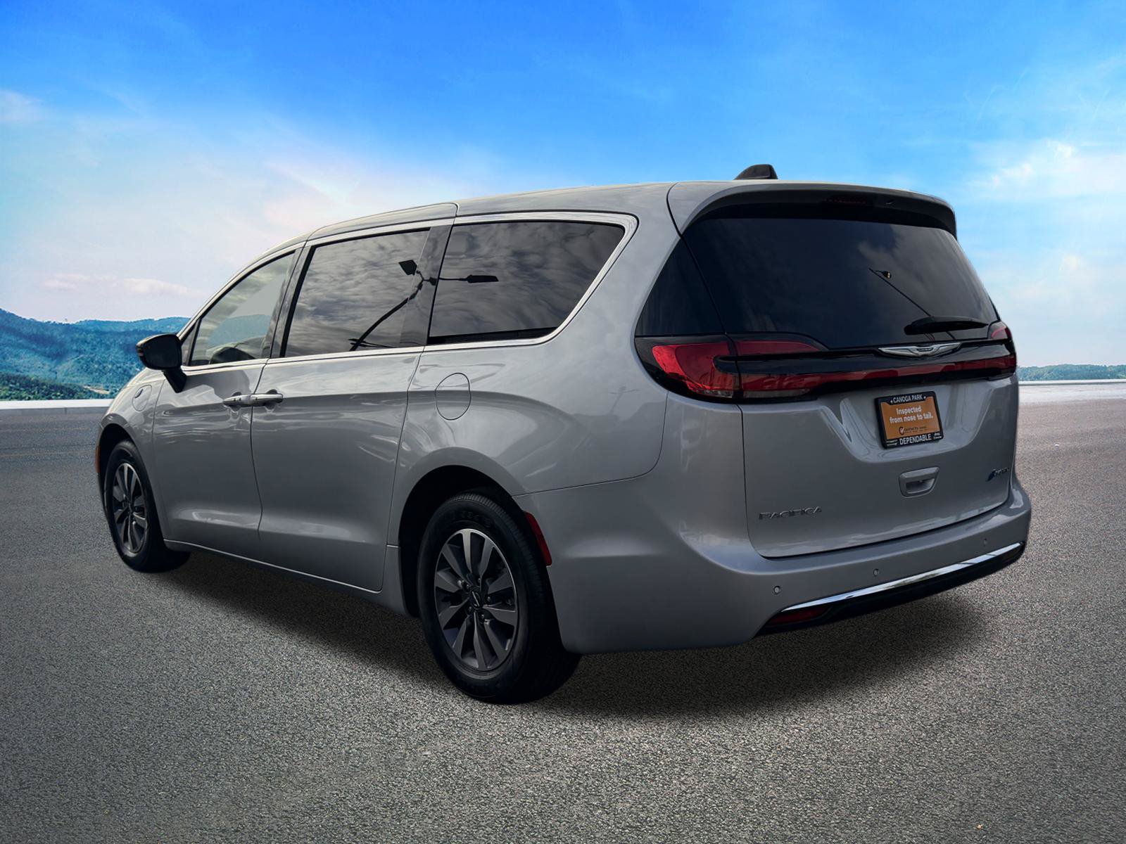 Certified 2024 Chrysler Pacifica Limited FWD image 7