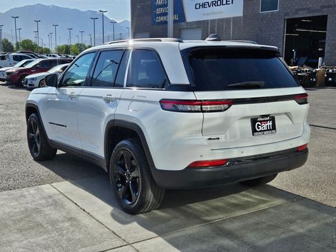 Used 2023 Jeep Grand Cherokee Altitude AWD/4WD image 9