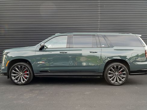 Used 2025 Cadillac Escalade ESV V AWD/4WD image 2