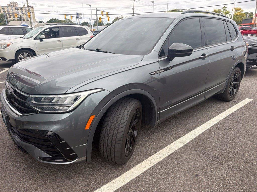 Used 2023 Volkswagen Tiguan SE R-Line AWD/4WD image 3