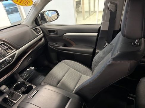 Used 2017 Toyota Highlander Plus image 30