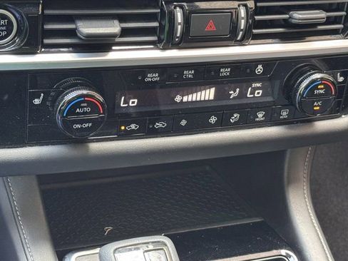 Used 2022 Nissan Pathfinder SL w/ SL Black Package image 11