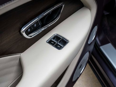 Used 2023 Bentley Bentayga Extended Wheelbase AWD/4WD image 64