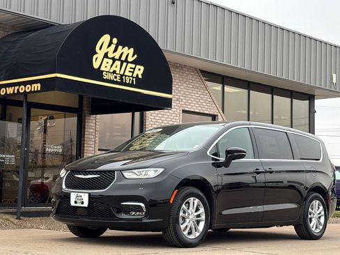 New 2026 Chrysler Pacifica Select image 1