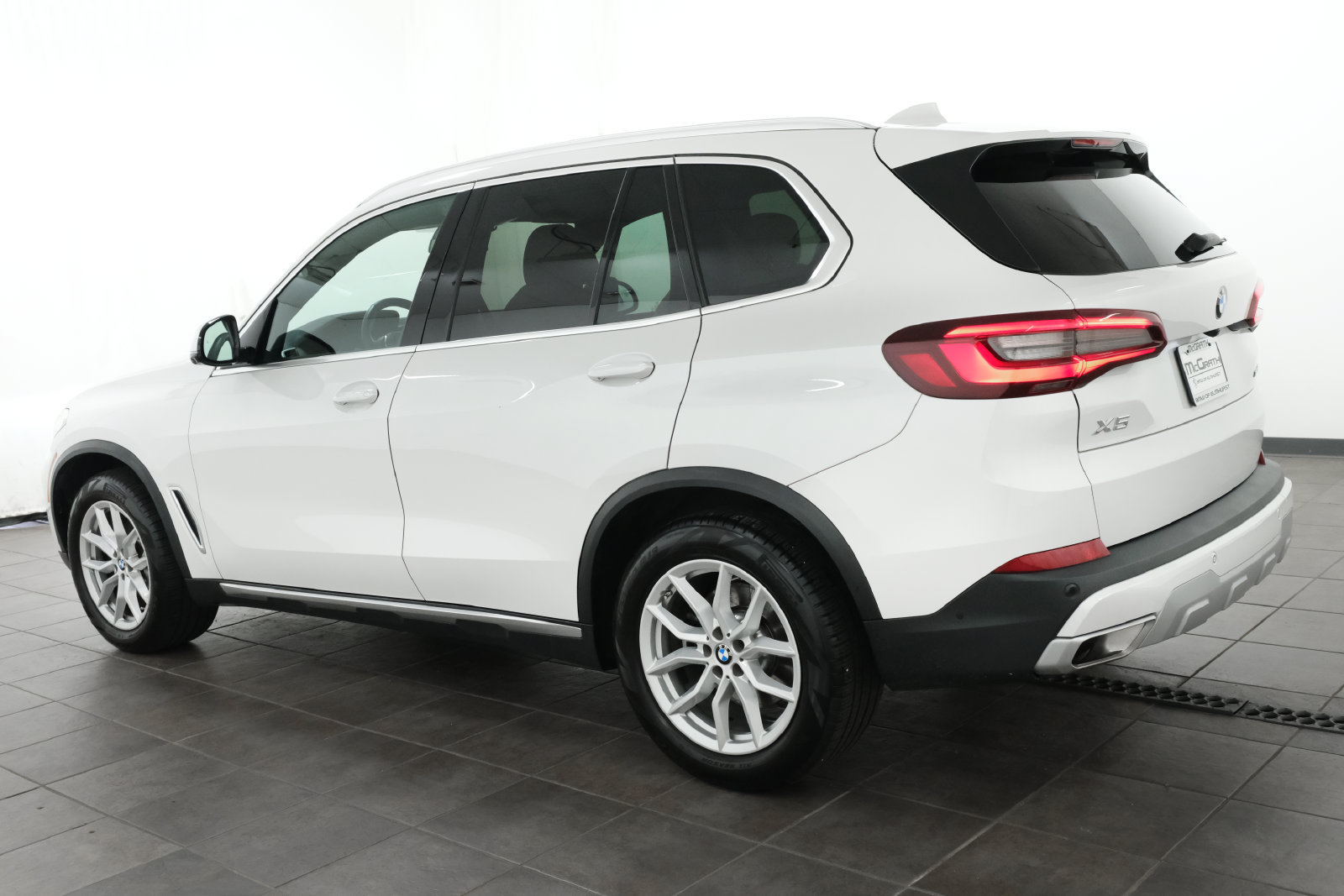 Used 2021 BMW X5 xDrive40i w/ Parking Assistance Package AWD/4WD image 3