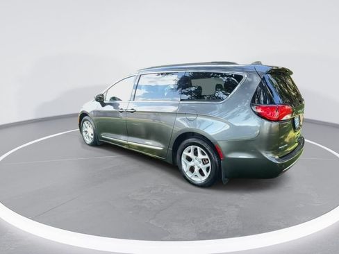 Used 2017 Chrysler Pacifica Touring-L w/ Tire & Wheel Group FWD image 6