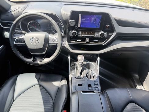 Used 2023 Toyota Highlander XSE FWD image 9
