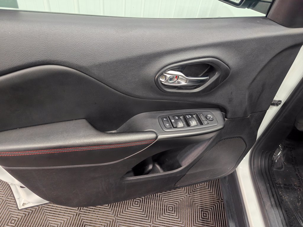 Used 2019 Jeep Cherokee Trailhawk AWD/4WD image 43