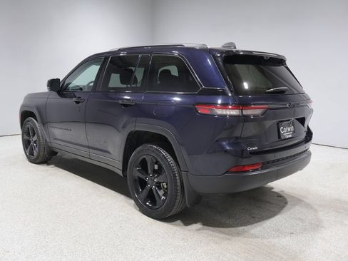 Certified 2023 Jeep Grand Cherokee Limited w/ Luxury Tech Group II AWD/4WD image 5