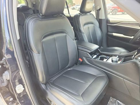 Used 2023 Jeep Grand Cherokee L Limited AWD/4WD image 18