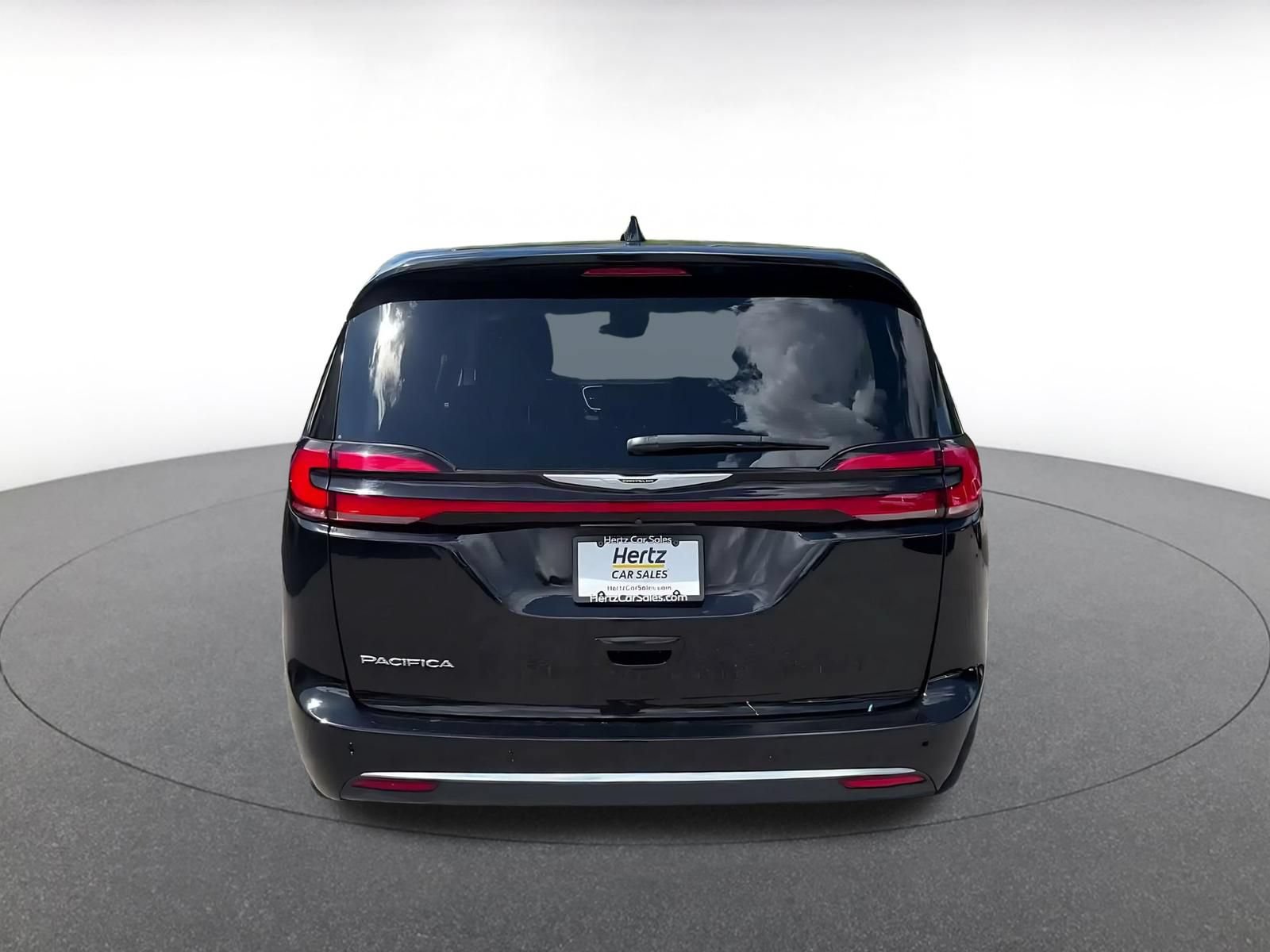Used 2024 Chrysler Pacifica Touring-L FWD image 10