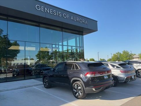 Used 2024 Volkswagen Atlas Cross Sport SE AWD/4WD image 3