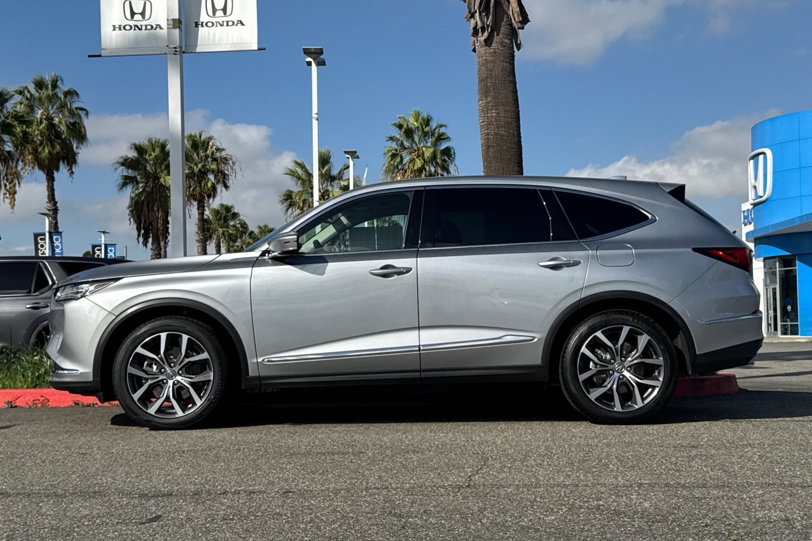Used 2024 Acura MDX w/ Technology Package FWD image 2