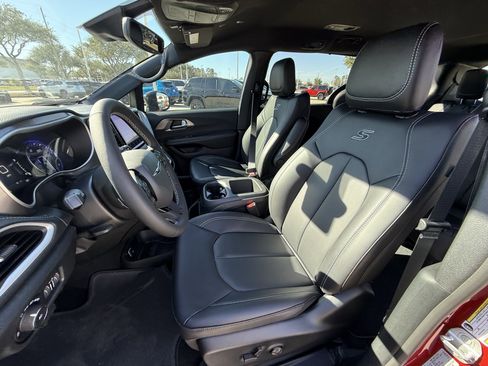 New 2026 Chrysler Pacifica Select w/ S Appearance Package image 18
