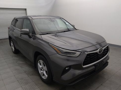 Used 2021 Toyota Highlander LE AWD/4WD image 13