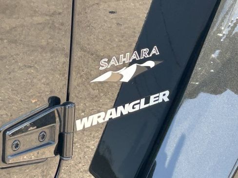 Used 2016 Jeep Wrangler Sahara w/ Connectivity Group AWD/4WD image 10