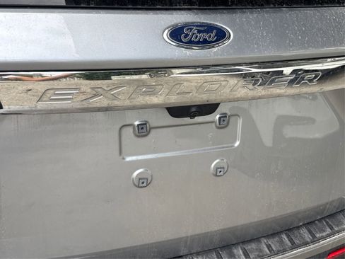 Used 2022 Ford Explorer Limited image 18