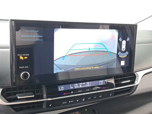 Used 2025 Toyota Sienna XLE image 29