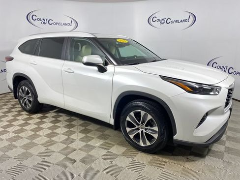 Certified 2024 Toyota Highlander XLE AWD/4WD image 1