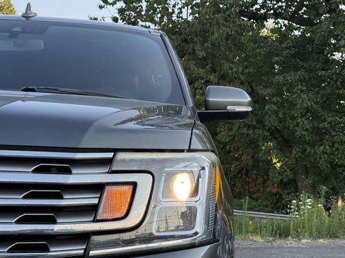 Used 2019 Ford Expedition Limited w/ Equipment Group 301A AWD/4WD image 3