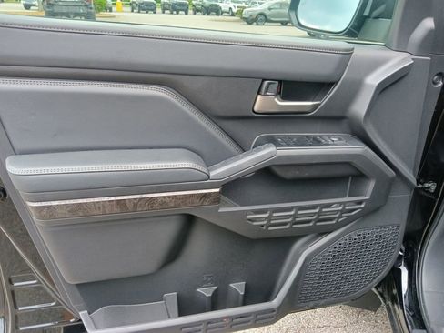 Used 2025 Toyota Tacoma Limited AWD/4WD image 11