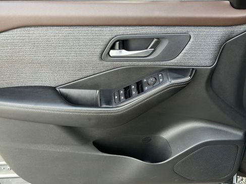 Used 2023 Nissan Rogue SV image 3