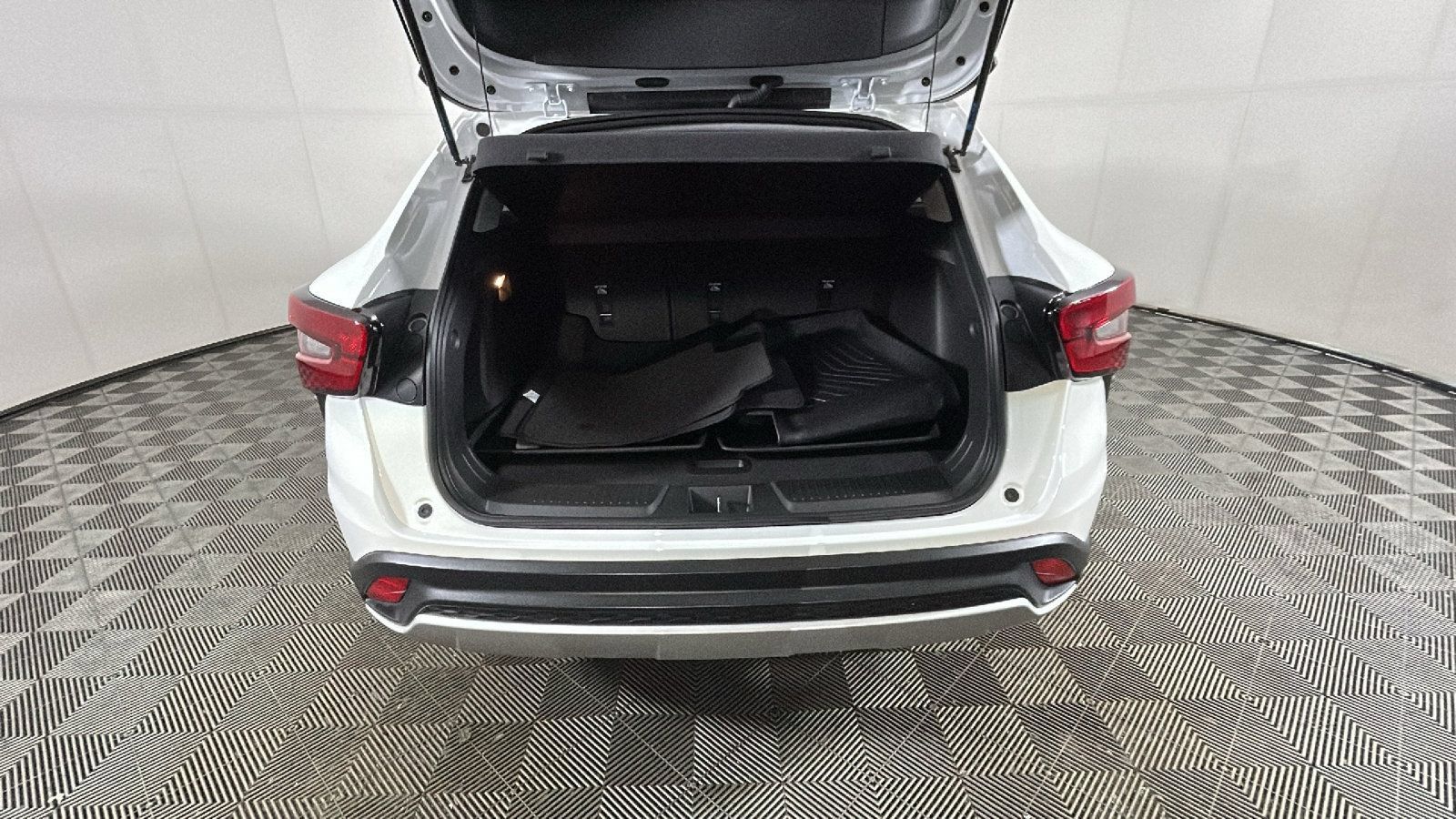 Used 2024 Chevrolet Trax LT w/ LT Convenience Package FWD image 32