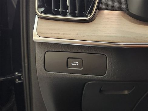 Used 2025 Volvo XC90 B5 Plus image 21