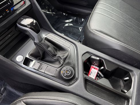 Used 2024 Volkswagen Tiguan SE image 15