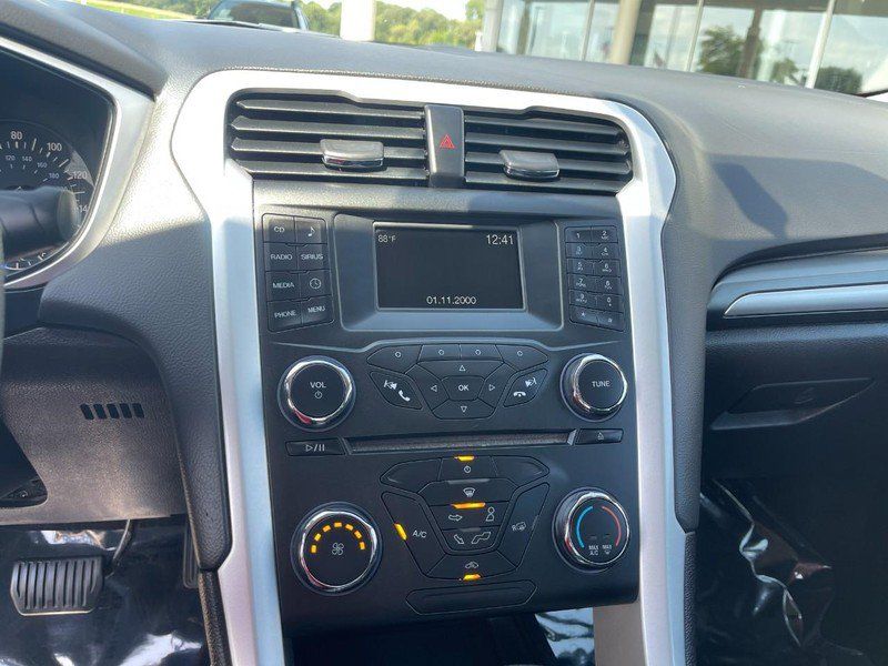 Used 2015 Ford Fusion SE FWD image 24