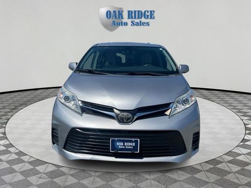 Used 2018 Toyota Sienna LE FWD image 2