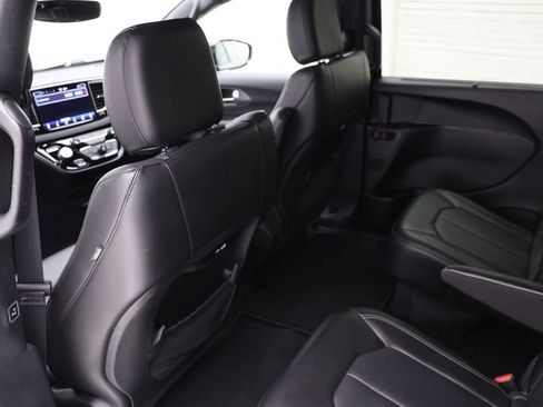 Used 2025 Chrysler Pacifica Select FWD image 11