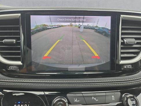 Used 2023 Chrysler Pacifica Touring-L FWD image 18