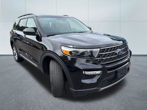 Used 2023 Ford Explorer XLT w/ Equipment Group 202A AWD/4WD image 5