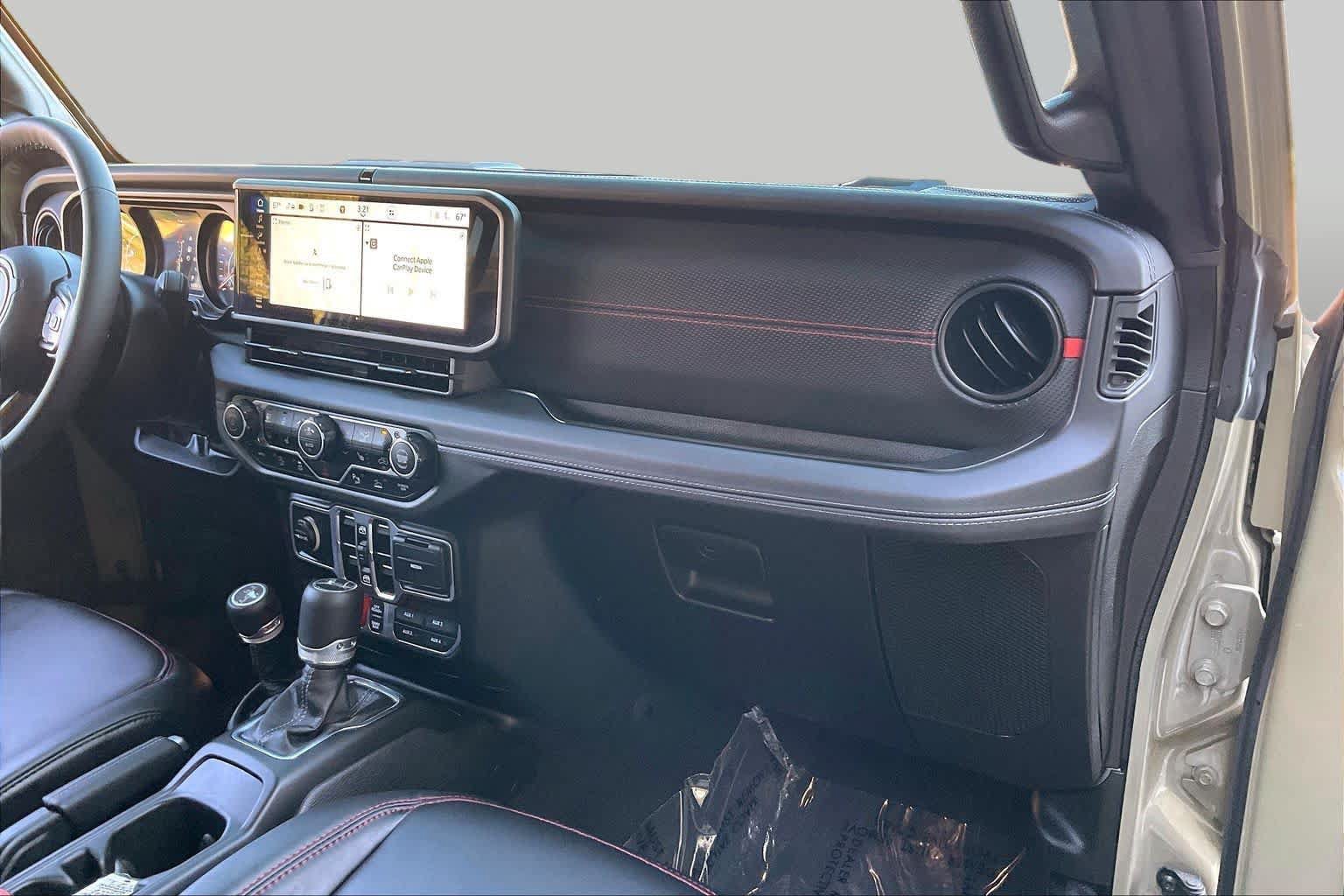 Used 2025 Jeep Gladiator Rubicon AWD/4WD image 16