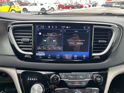 Used 2024 Chrysler Pacifica Touring-L image 26