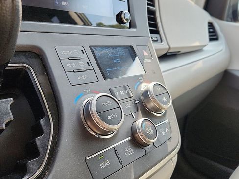 Used 2020 Toyota Sienna L image 16