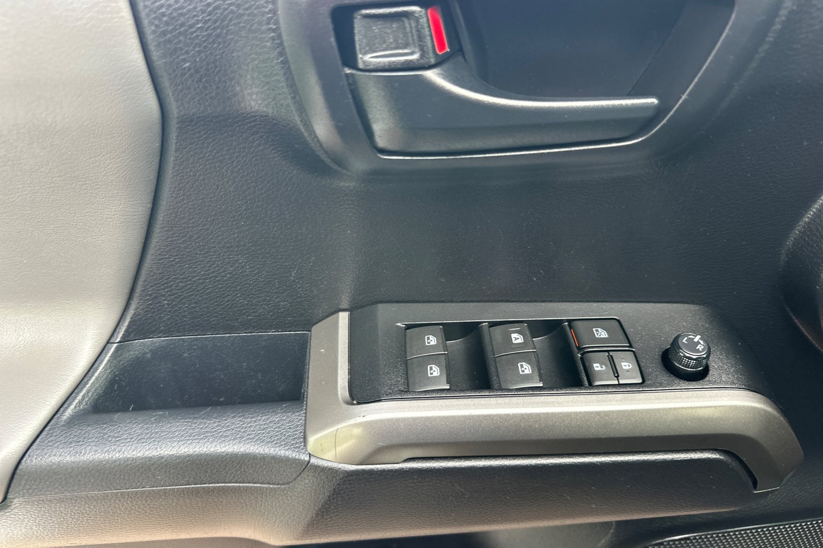 Used 2021 Toyota Tacoma SR5 AWD/4WD image 8